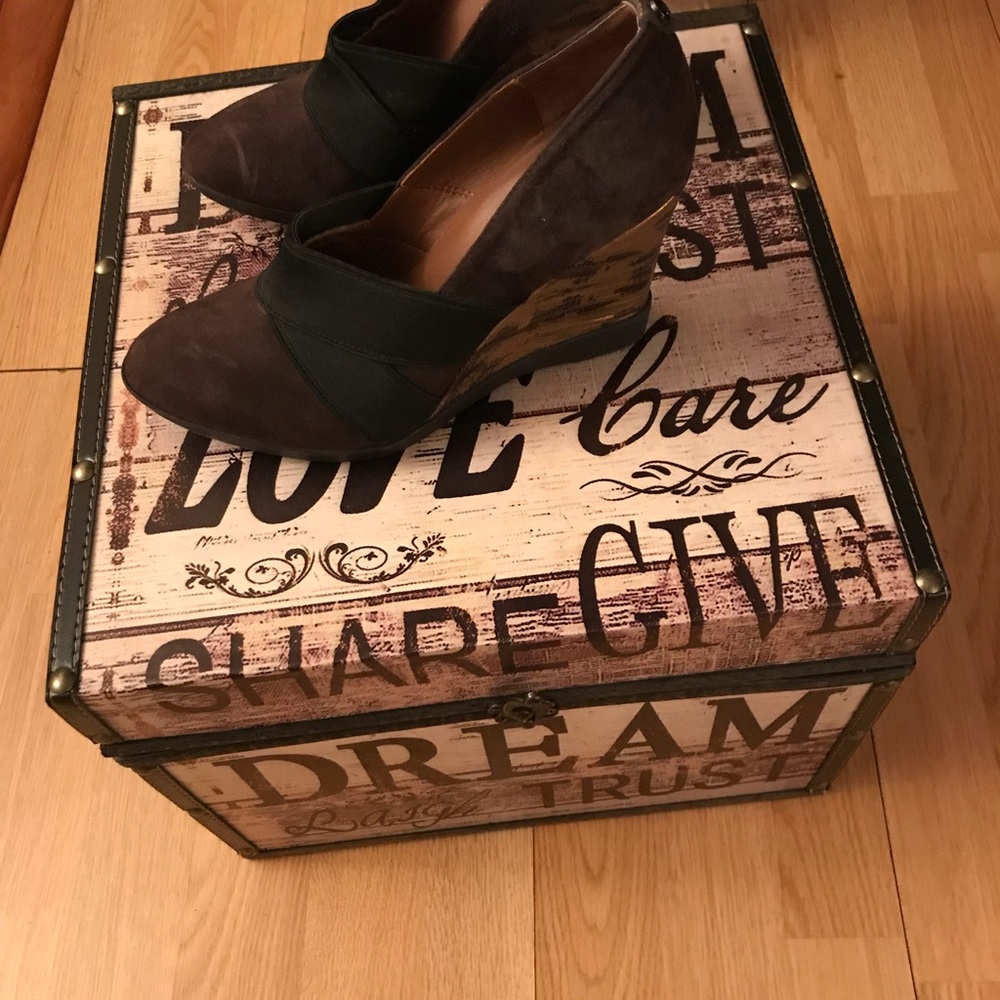 Shoes - Picture 5 of 6